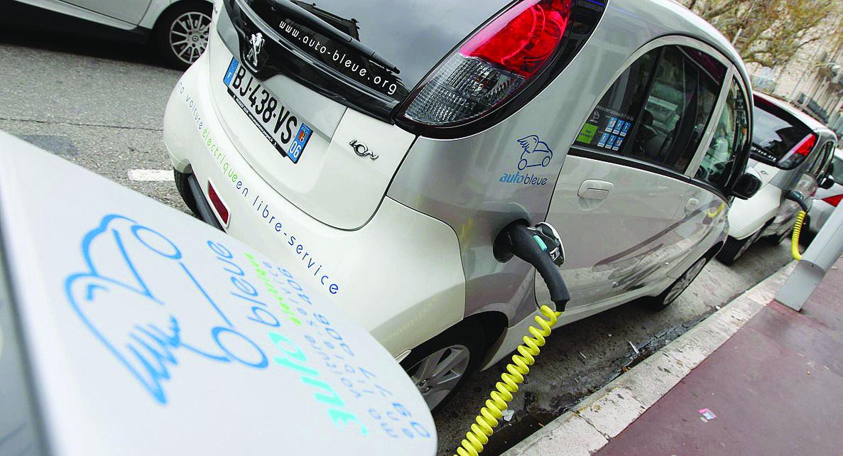 borne-recharge-vehicule-electrique-IZIVIA-Nice-auto-bleue